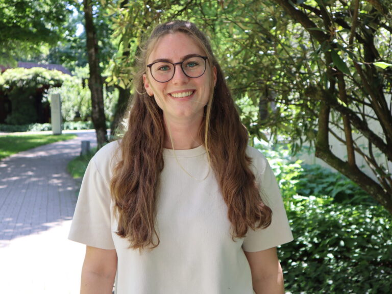 Porträt der lächelnden Chefarztsekretärin Luisa Hoffmann.