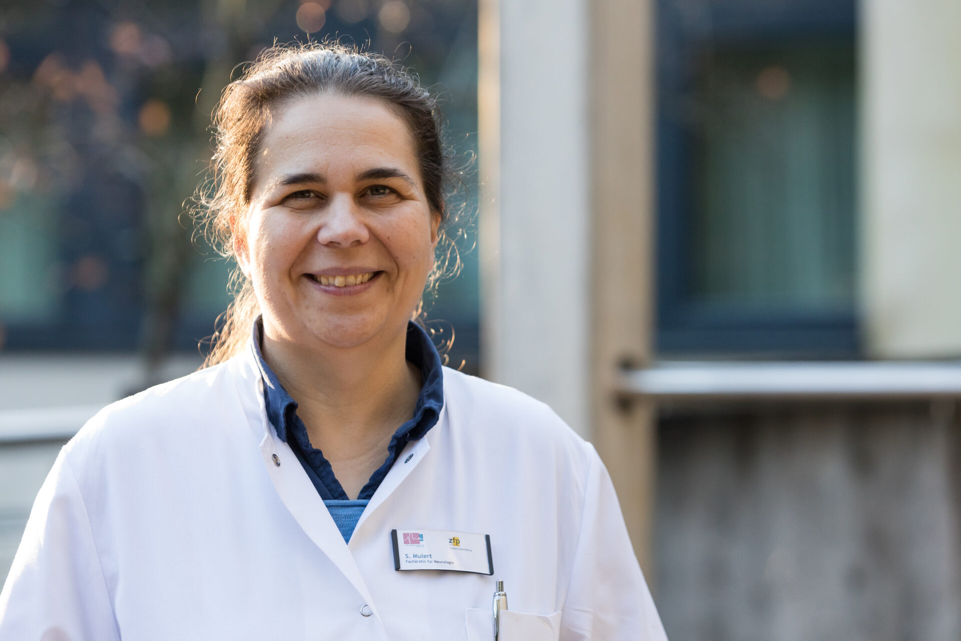 Porträt der lächelnden Ärztin Susanne Mulert in weißem Arztkittel.