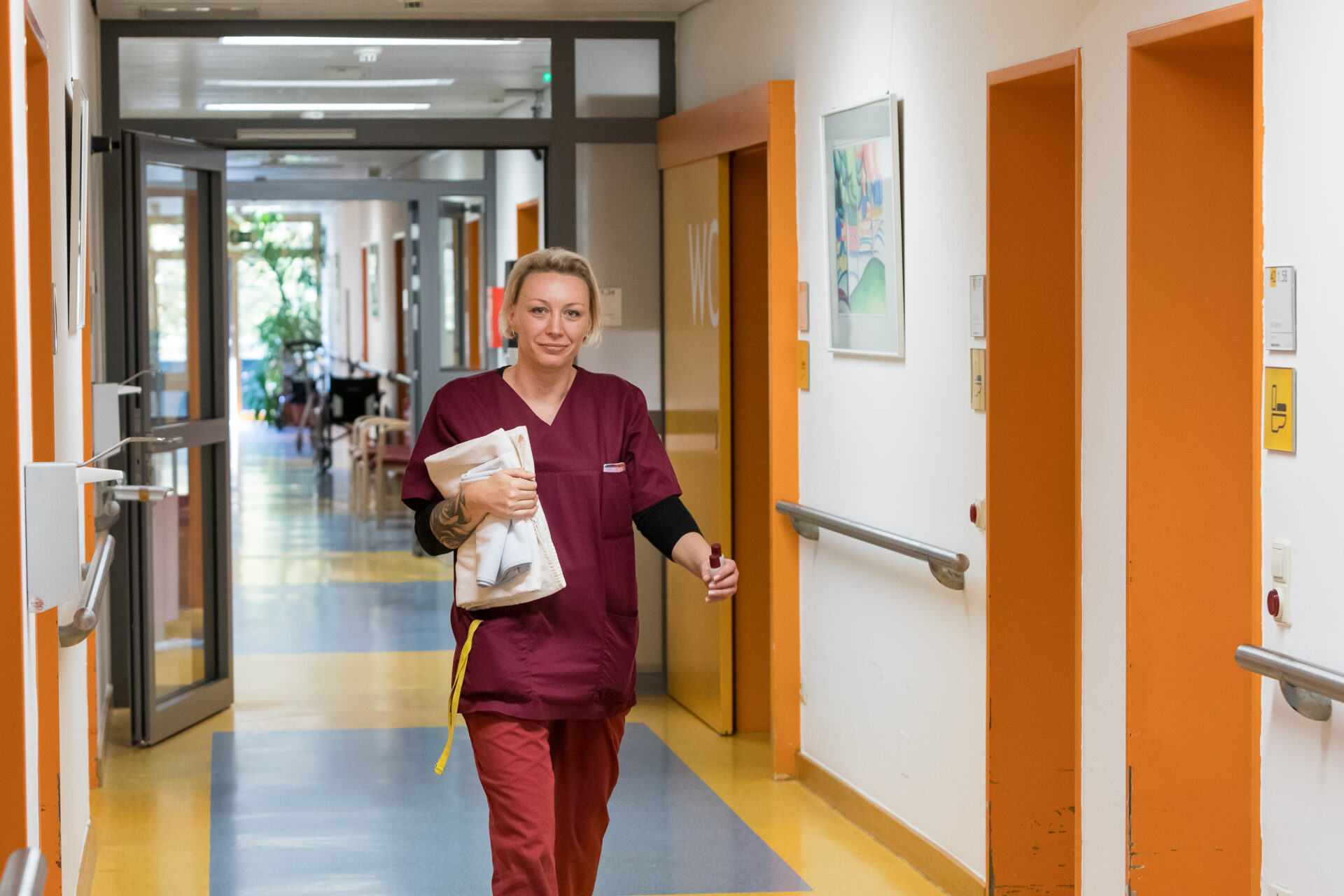 Porträt der lächelnden Stationsleitung auf Station 2032 Simone Prinzbach.