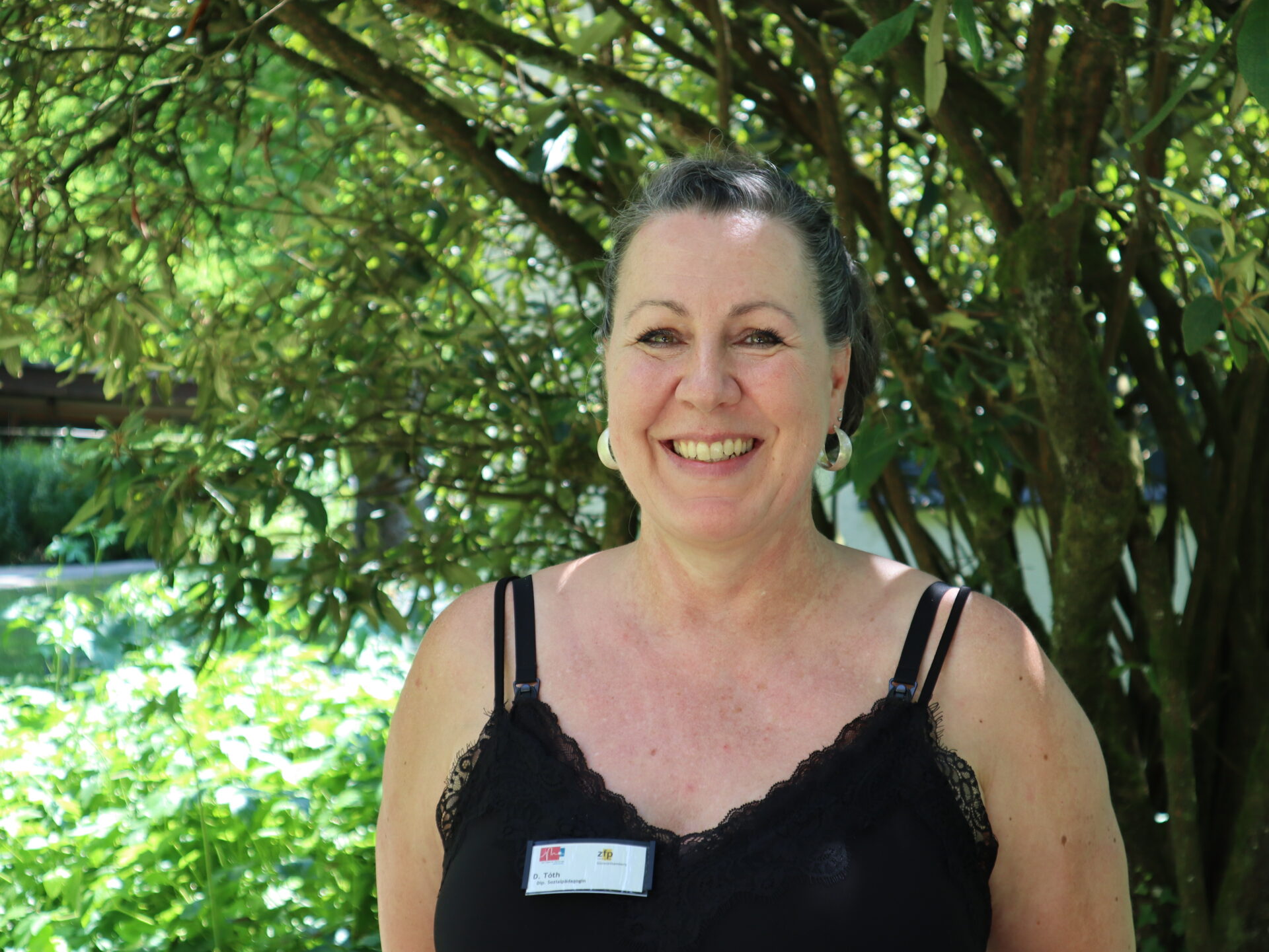 Porträt der lächelnden Sozialarbeiterin Diana Toth.