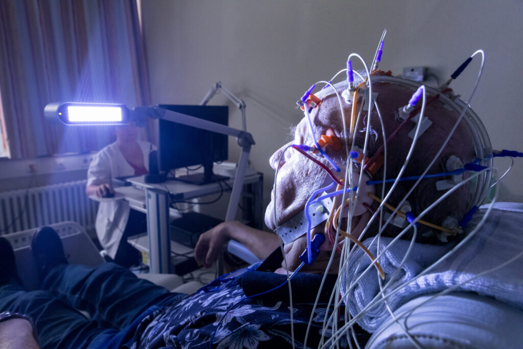 Patient mit zahlreichen Elektroden zur Messung der Hirnströme im Schlaflabor.