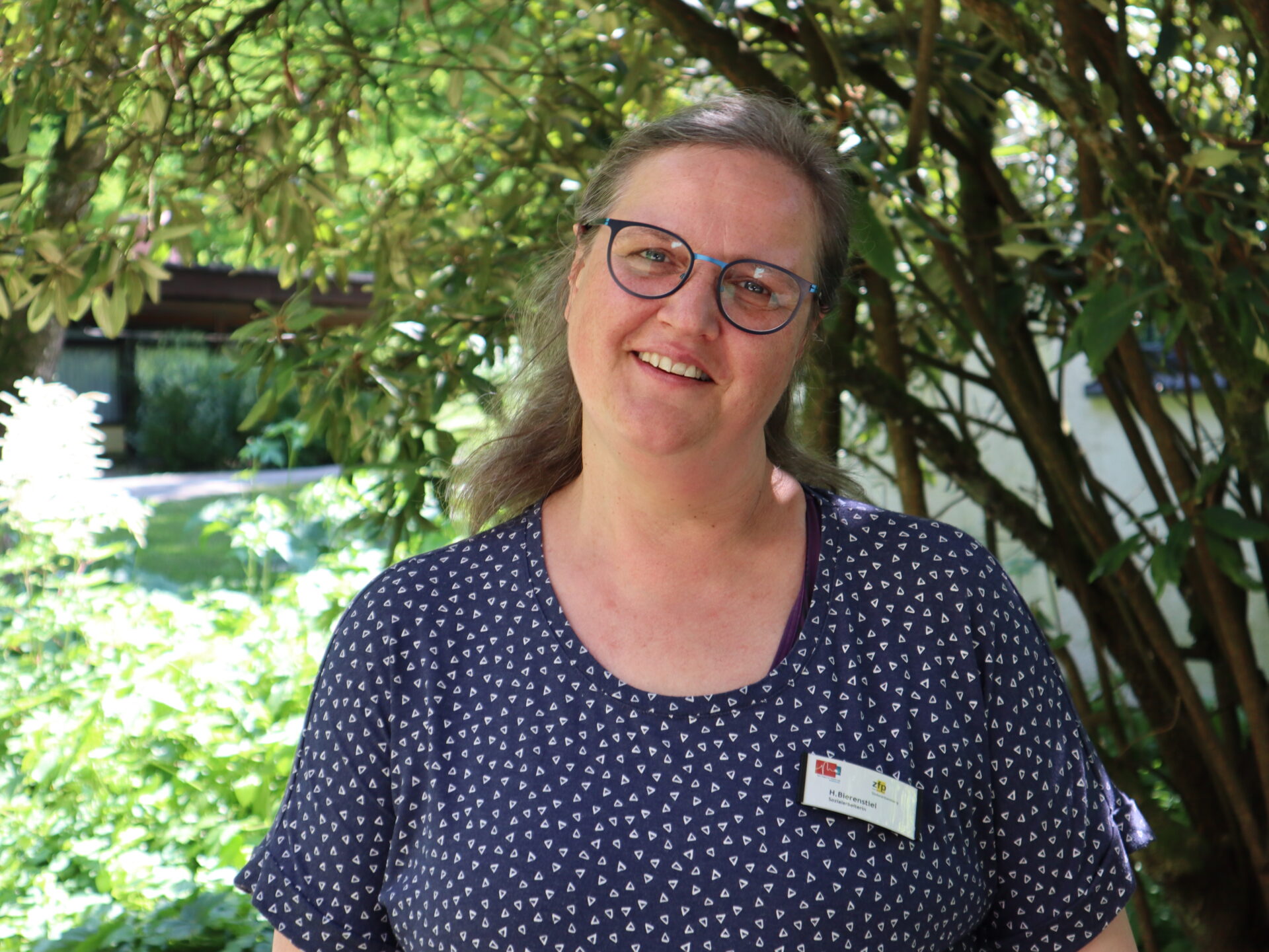 Porträt der lächelnden Sozialarbeiterin Heike Bierenstiel.